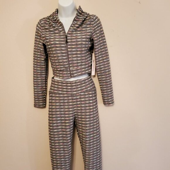 New Fashion Jackets & Blazers - NWT New Fashion Two-Piece Honeycomb Active Bun Sculp Seam Leggings, Size S/M.